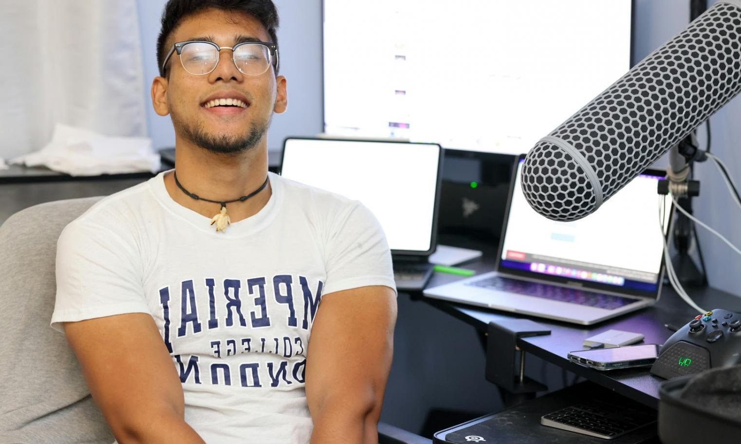 Arbeitsplatz mit Materialien und Unterlagen aus einem laufenden Praxisprojekt