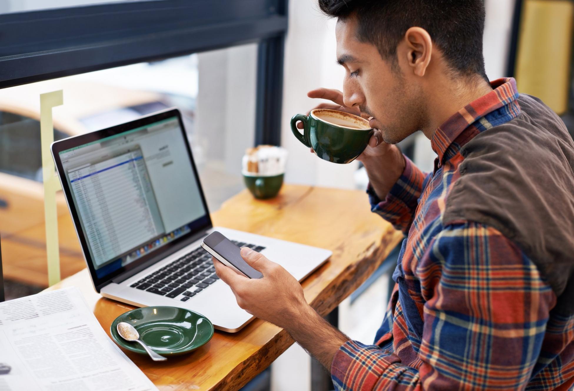 Teilnehmerin während einer betreuten Arbeitssitzung im Lernprogramm