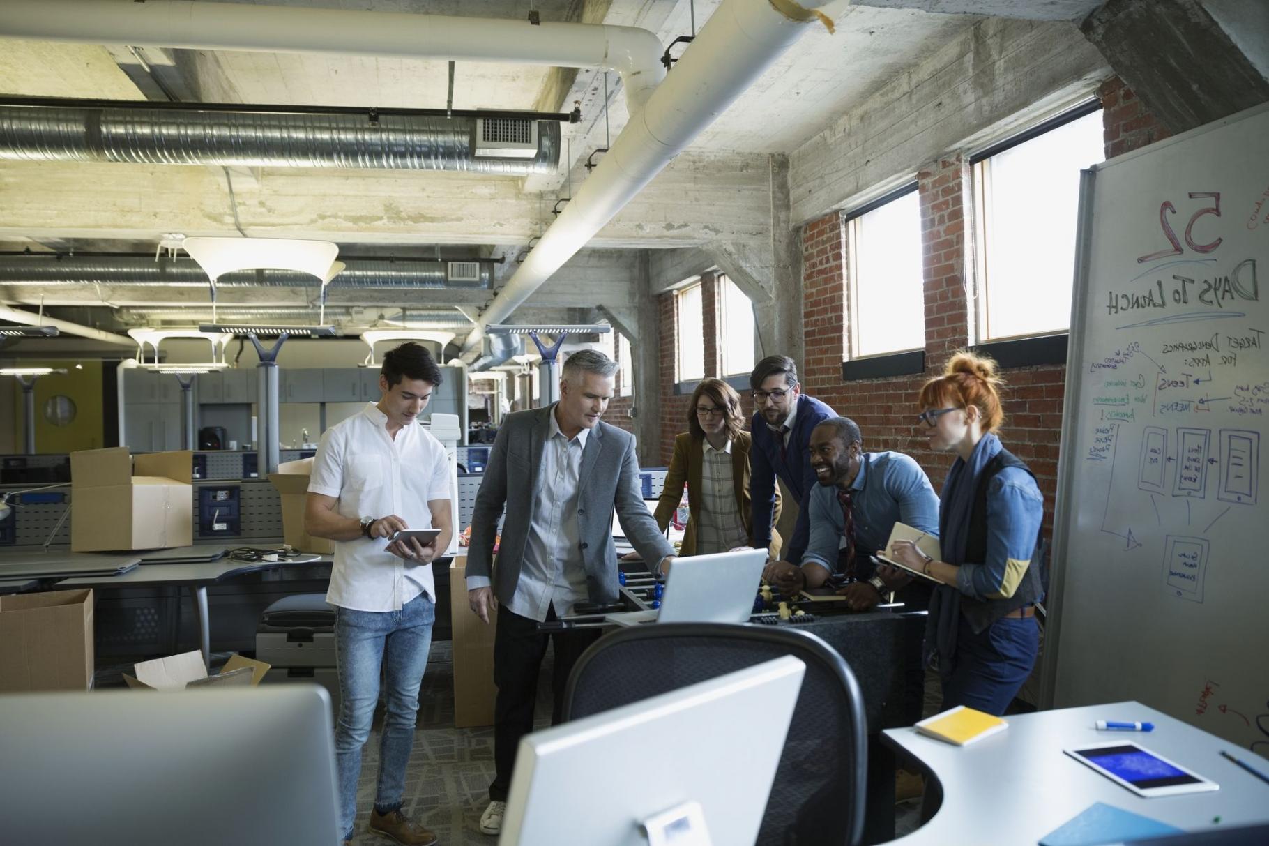 Teamdiskussion mit digitalen Werkzeugen und Notizen