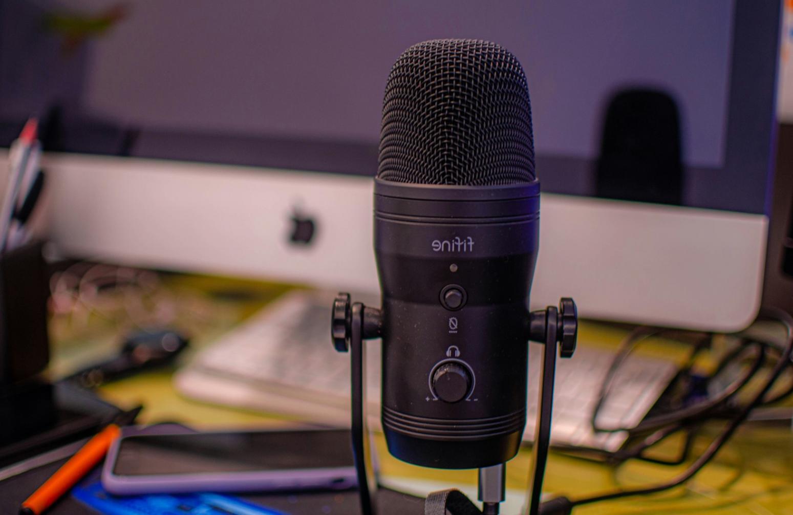 Professionelle Beratungssituation bei Sernito mit Blick auf Unterlagen und digitalem Arbeitsplatz