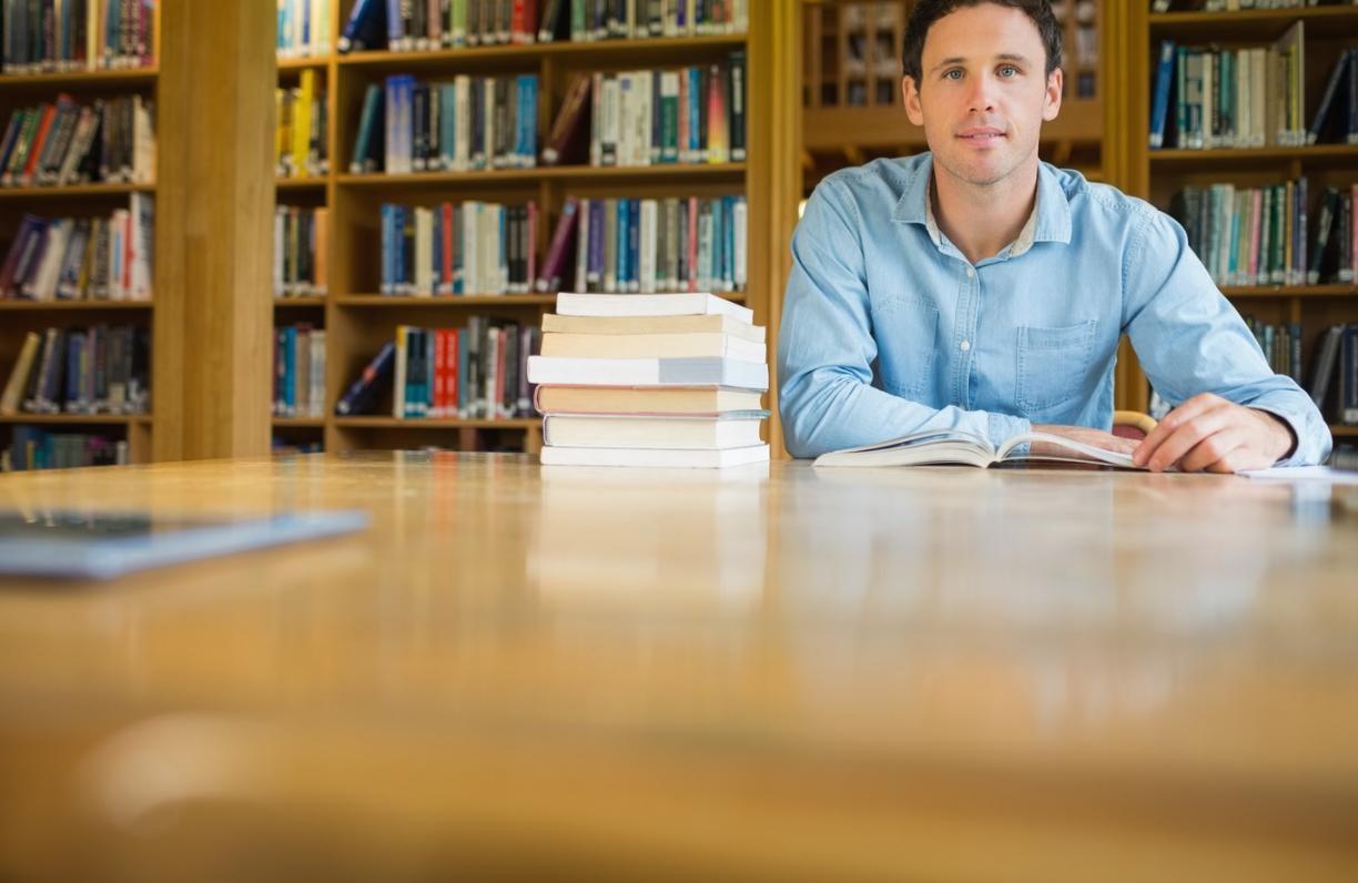 Arbeitsumgebung mit Materialien zur beruflichen Entwicklung