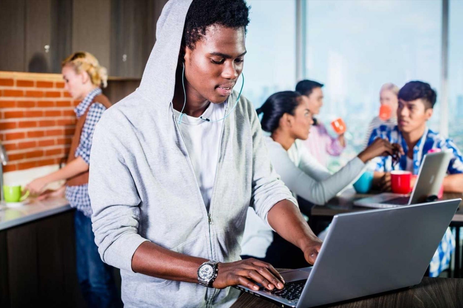 Moderne Arbeitsumgebung mit offenen Kollaborationsbereichen